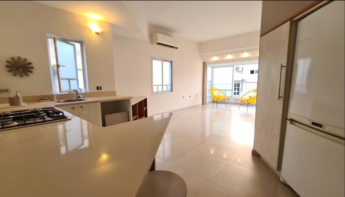 סלון עם מטבח דירת 2.5 חדרים בחובבי ציון תל אביב